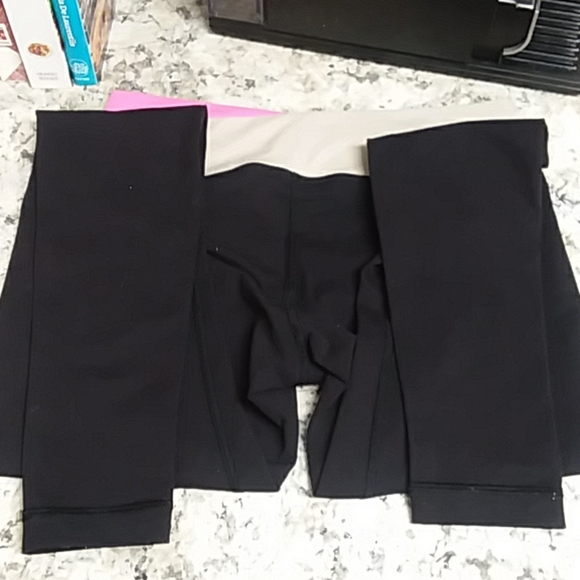 Lululemon floral print on solid black leggings - Picture 7 of 8